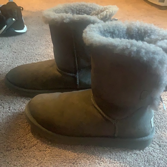 Gray UGG boots with bows, US women’s size 8 - Picture 2 of 5